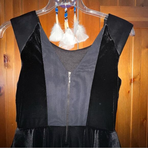 NWT GUESS Velvet Studded Shoulder Peplum Dress - Size 8 - Picture 6 of 8